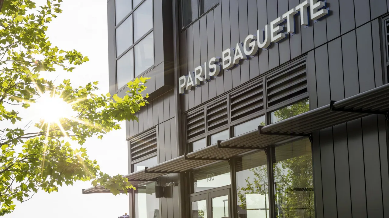 Photo of exterior of a Paris Baguette location