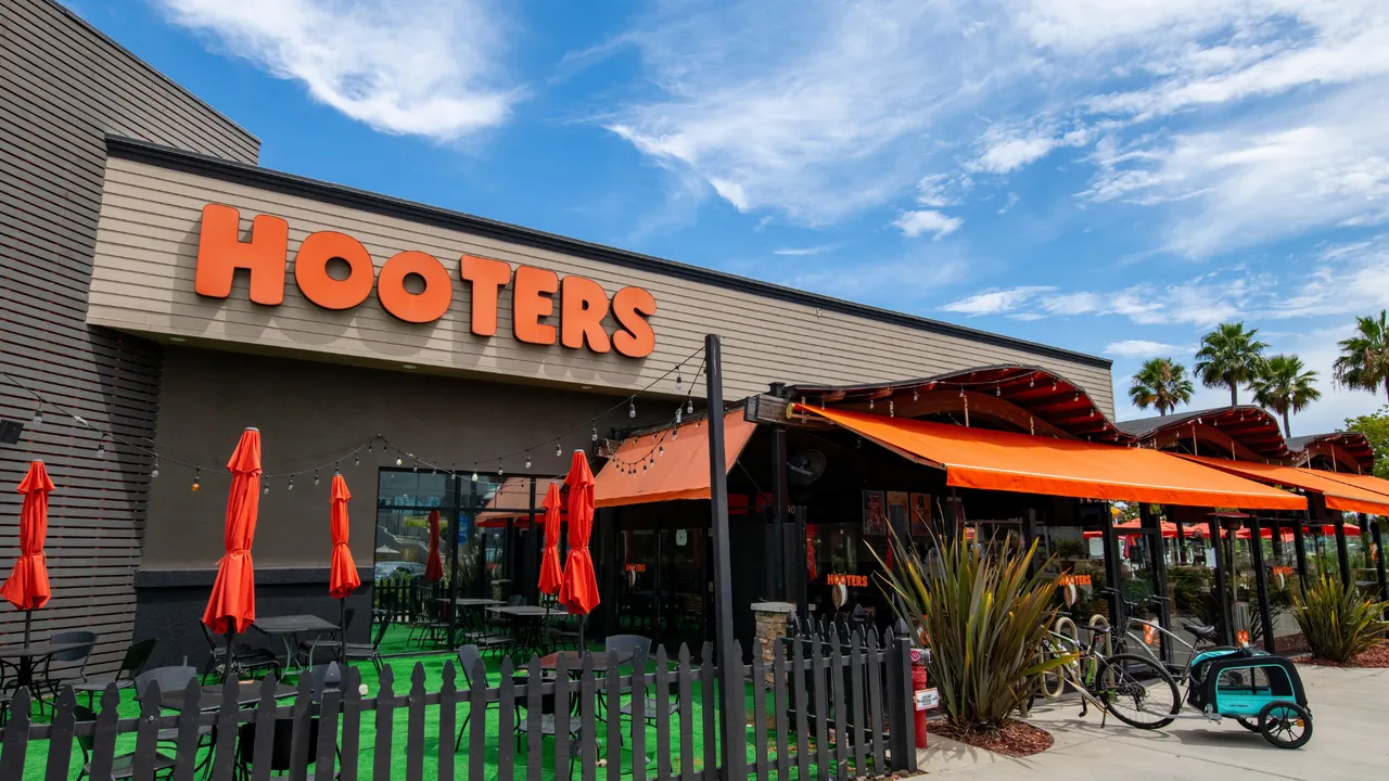 Hooters Leans Into Franchising With Closure of 30 Company-Owned Stores - Agg - 1851 Franchise