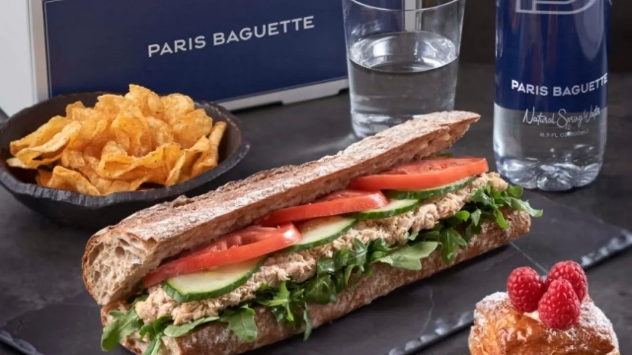 Photo of Paris Baguette sandwich, chips and pastry