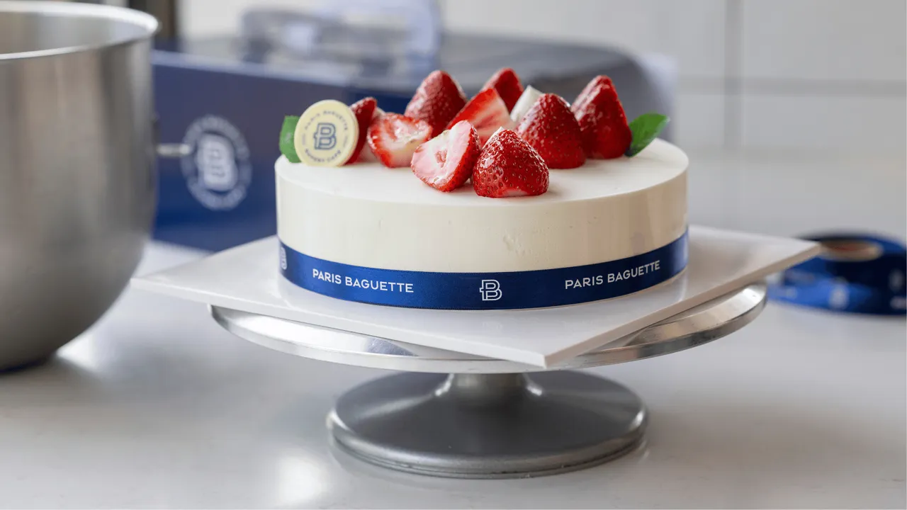 image of paris baguette cake and franchise decorations