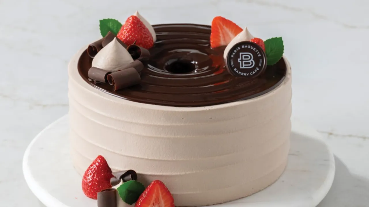 Photo of Paris Baguette chocolate cake with strawberries