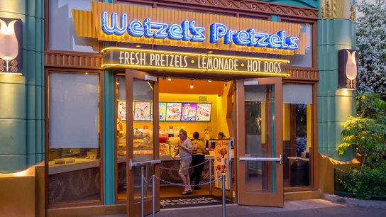 Wetzel's Pretzels, franchise, Jennifer Schuler, Bill Phelps, CEO change