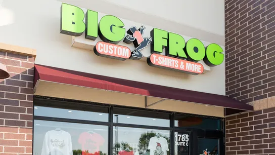  Big Frog Brings Custom Apparel to Chicago’s North Shore With Bannockburn Opening